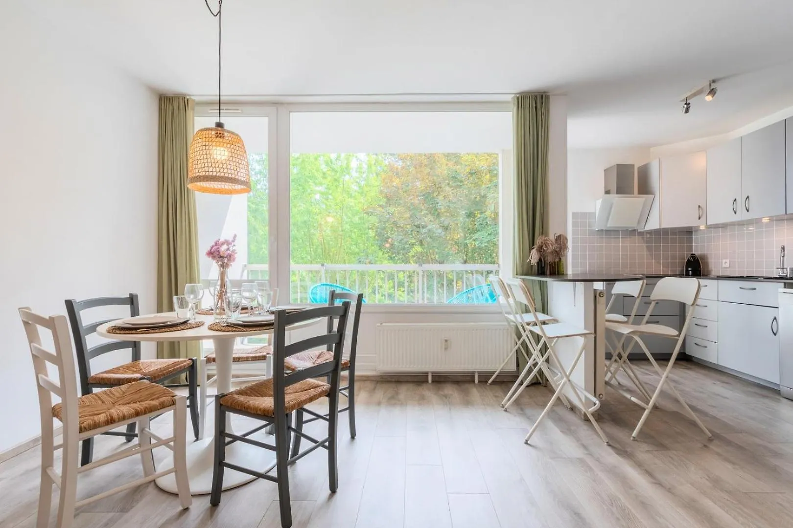 Charming Apartment With Parking And Balcony. La Madeleine